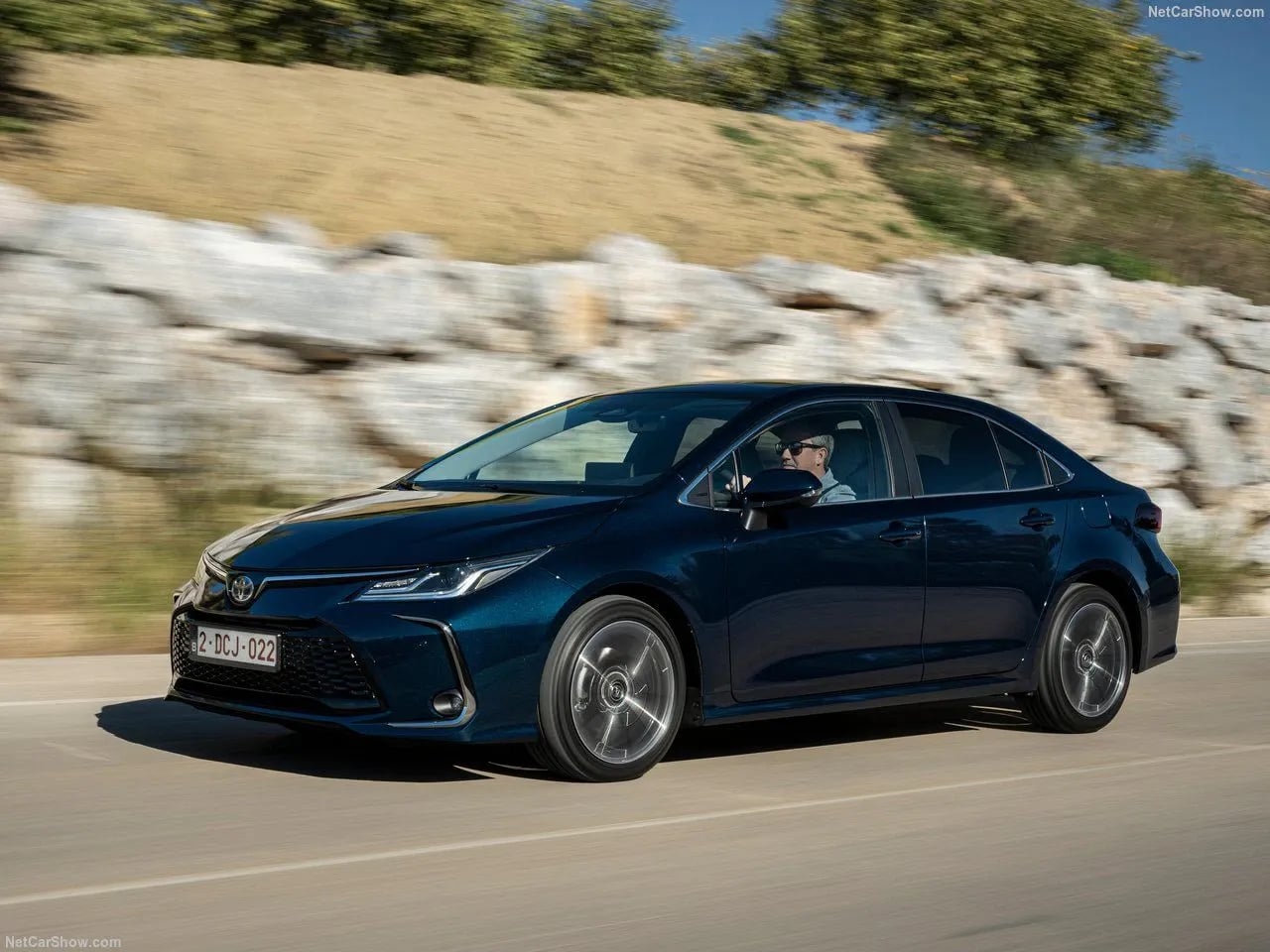 Toyota Corolla Sedan roulant sur route