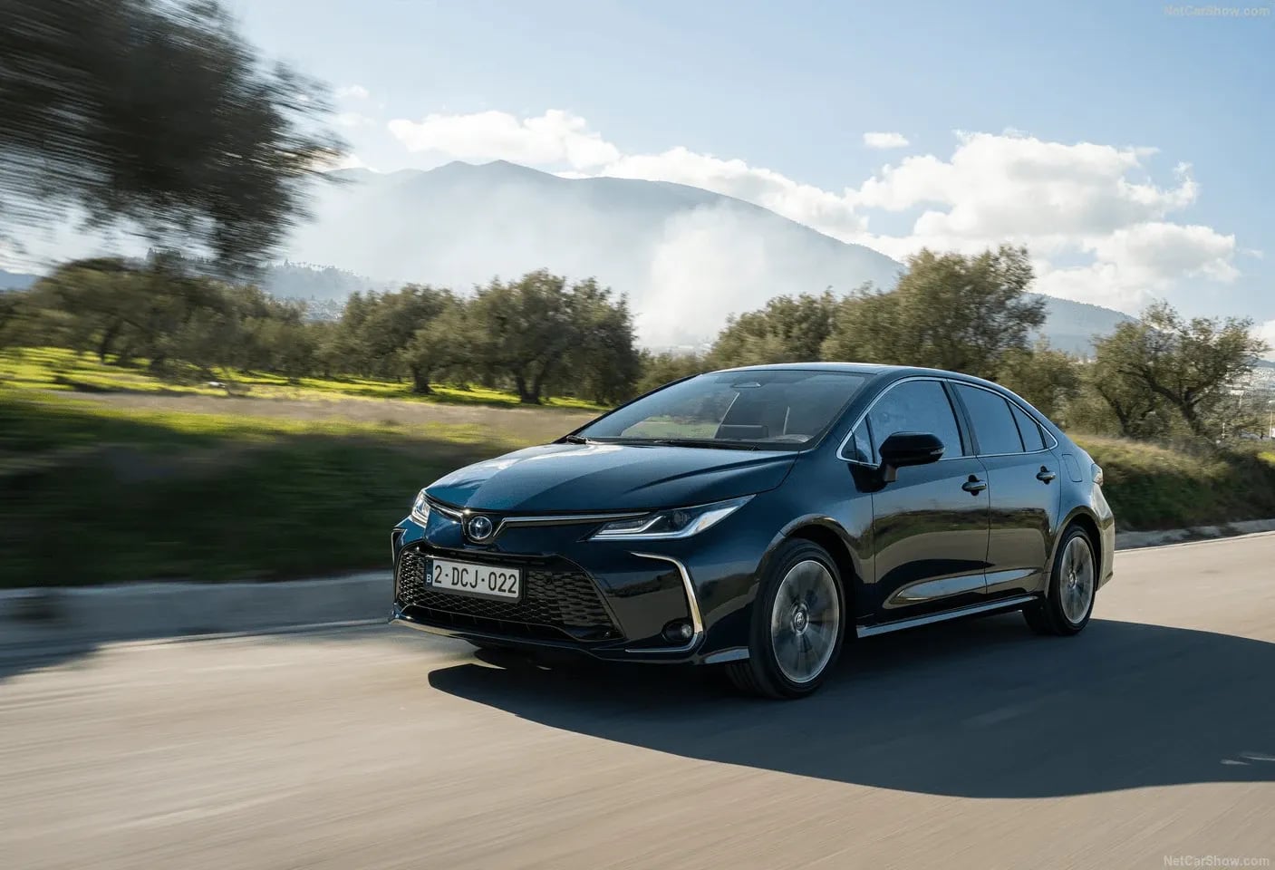 Toyota Corolla Sedan roulant sur une route
