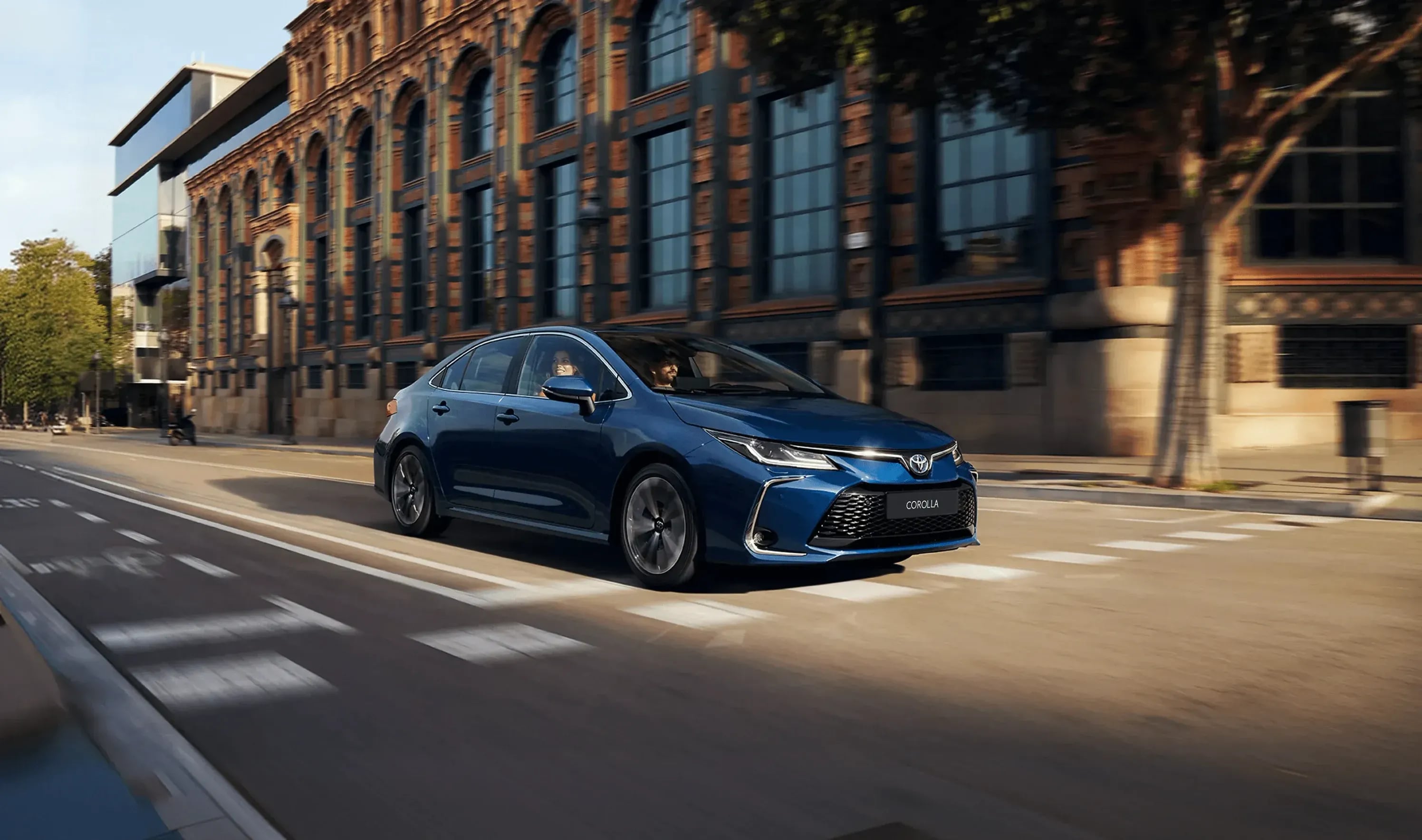 Toyota Corolla Sedan en mouvement — vue desktop