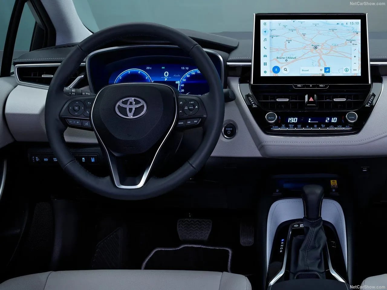 Volant et tableau de bord de la Toyota Corolla Sedan