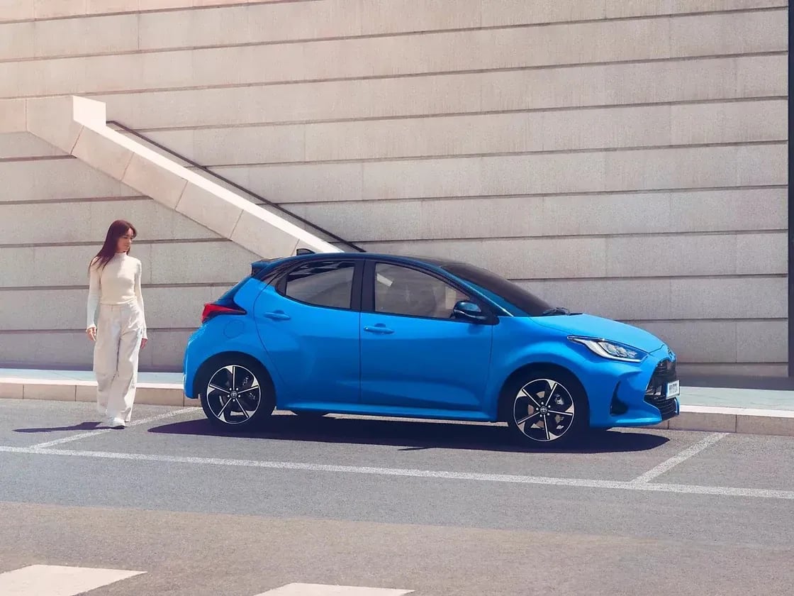 Toyota Yaris Hybrid bleue vue de profil