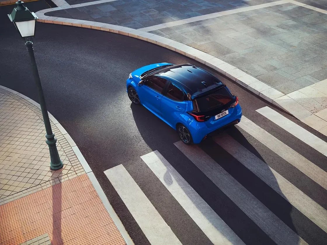 Toyota Yaris Hybrid bleue vue depuis le ciel