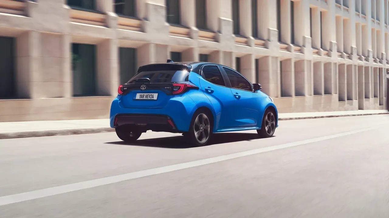 Toyota Yaris Hybrid bleue vue de trois-quarts arrière