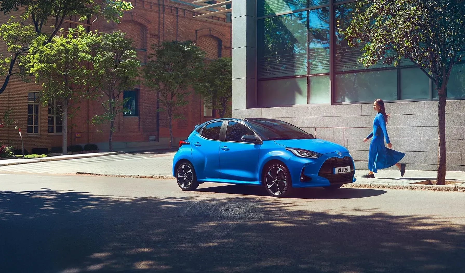Toyota Yaris Hybrid bleue dans un environnement urbain