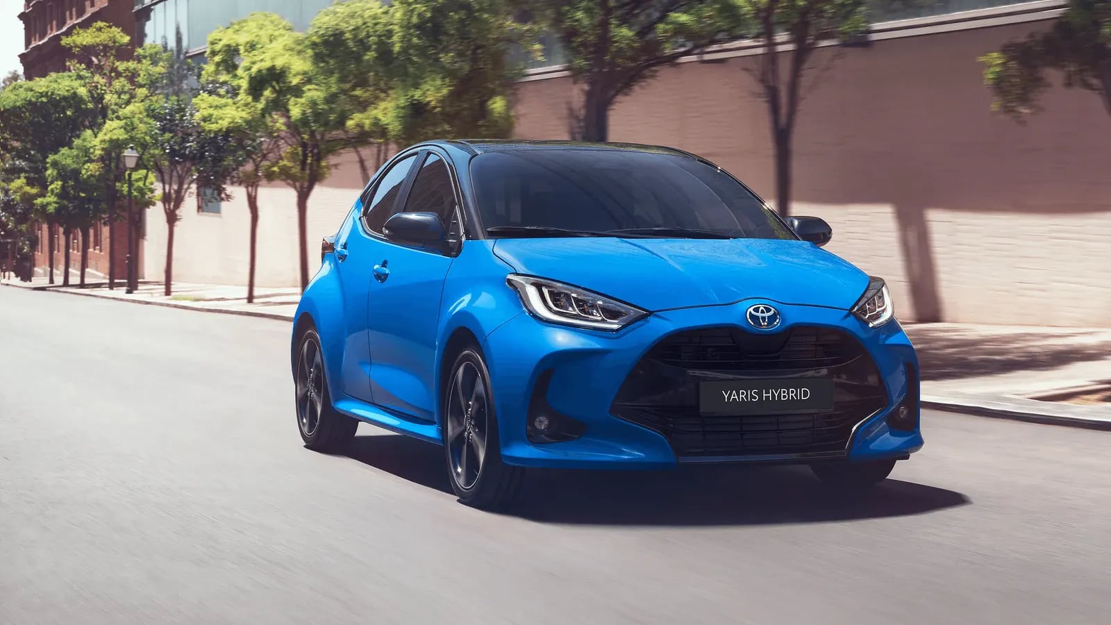 Toyota Yaris Hybrid bleue en mouvement dans la ville